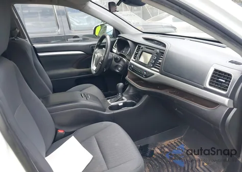 2019 Toyota Highlander Le z USA, uszkodzony, nr VIN 5TDBZRFH2KS943751